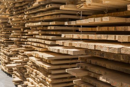 详细的堆木材木制木板堆, 木板.在室外锯木厂的锯子板的仓库.